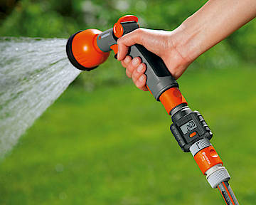 Mit dem kleinen Wassermengenzähler von Gardena lässt sich wertvolles Trinkwasser und damit Geld sparen