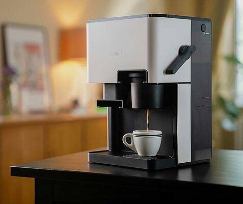 Der Kaffeeautomat Cube 4’ von Nivona verspricht die Vorzüge eines Vollautomaten mit der Präzision eines Siebträgers und den kompakten Maßen einer Kapselmaschine
