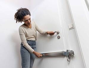 Panzerriegel schützen Eingangstüren in Einfamilienhäusern und Wohnungen über die gesamte Breite – und sorgen dafür, dass Einbrechern ein massiver Widerstand geboten wird