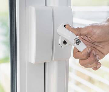 Fenster und Terrassentüren sind gerade bei Einfamilienhäusern ein beliebter Ort, an dem Einbrecher zuschlagen. Nachrüstbare Zusatzsicherungen sorgen dafür, dass die unerwünschten Besucher draußen bleiben, in dem sie mechanischen Widerstand bieten