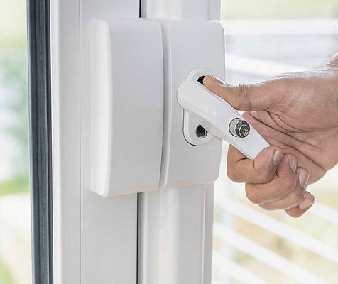 Fenster und Terrassentüren sind gerade bei Einfamilienhäusern ein beliebter Ort, an dem Einbrecher zuschlagen. Nachrüstbare Zusatzsicherungen sorgen dafür, dass die unerwünschten Besucher draußen bleiben, in dem sie mechanischen Widerstand bieten