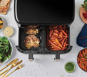 Die SatisFry Heißluftfritteuse 9L Dual Basket gleicht mit dem besonders großen Touchscreen Display einem kleinen, stylischen Heißluftbackofen mit zwei Schubladen
