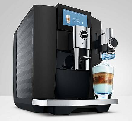 Auf nur 27 cm Breite bereitet die JUA S10 45 Kaffeespezialitäten aus den vier Genusswelten...