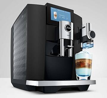 Auf nur 27 cm Breite bereitet die JUA S10 45 Kaffeespezialitäten aus den vier Genusswelten...