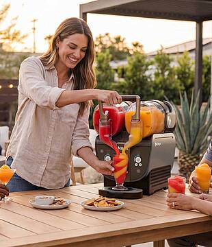 Zwei Behälter, doppelte Vielfalt: Mit dem Ninja SLUSHI Twist lassen sich zwei unterschiedliche Frozen-Drinks gleichzeitig zubereiten