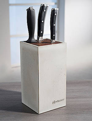 Der Schneidwarenspezialist Wüsthof kombiniert die Naturprodukte Beton und Thermobuche zu einem außergewöhnlichen Messerblock